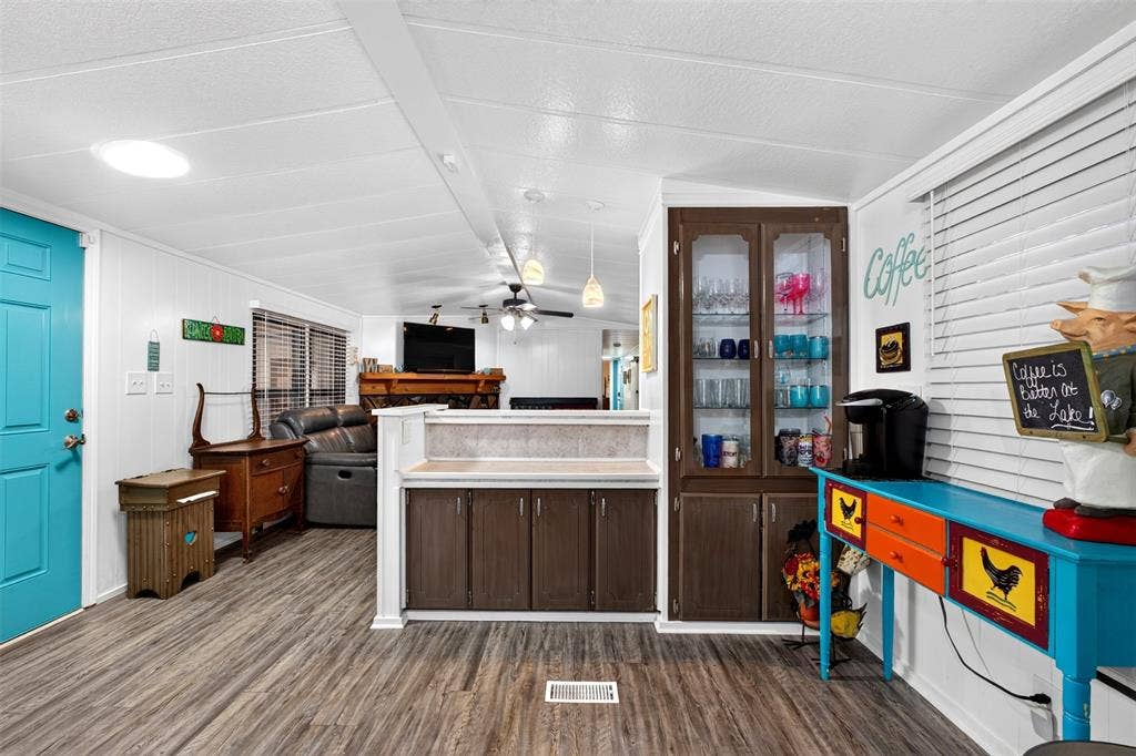 21165 Charina Circle, Chandler, TX 75758 Spacious eat in kitchen