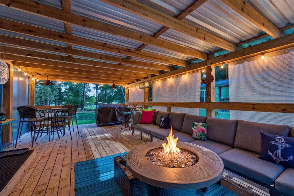 21165 Charina Circle, Chandler, TX 75758 Walk into your covered porch and bring your friends