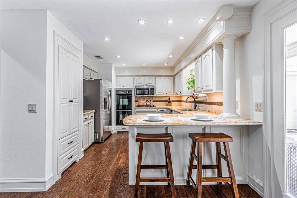 2509 Shadow Lane Drive, McKinney, TX 75072 Eat-in kitchen overlooking the backyard retreat.