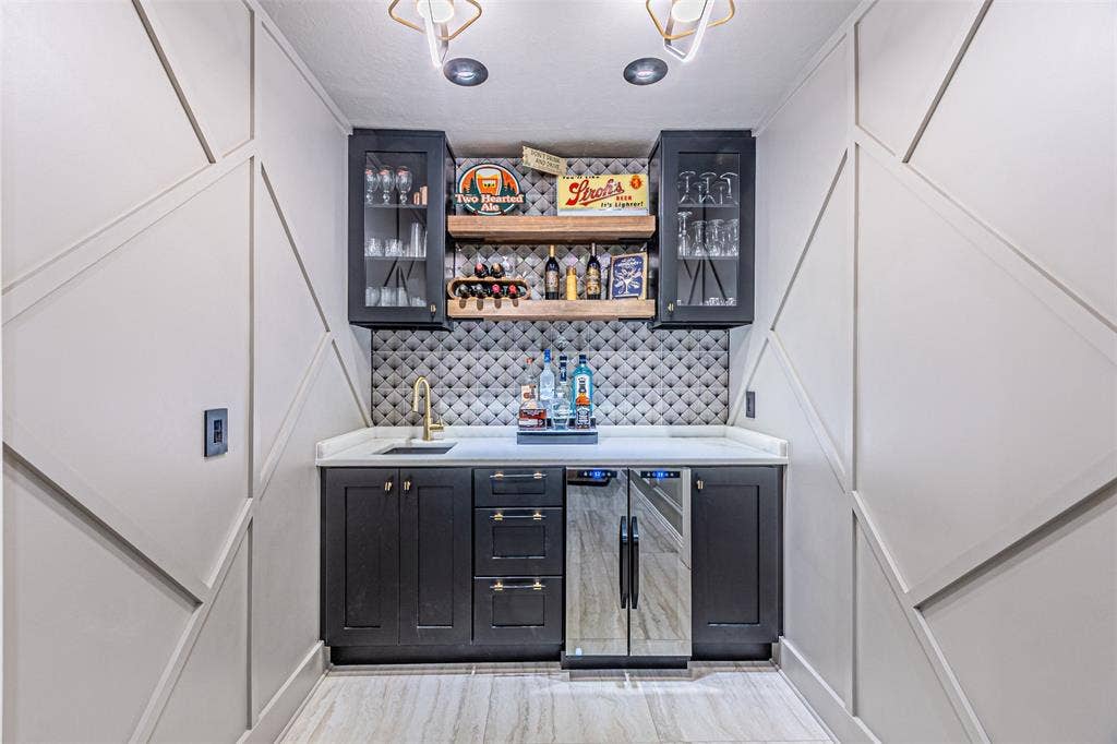 2509 Shadow Lane Drive, McKinney, TX 75072 Custom bar