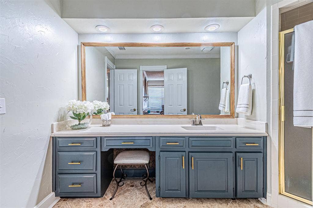 2509 Shadow Lane Drive, McKinney, TX 75072 Upstairs bathroom