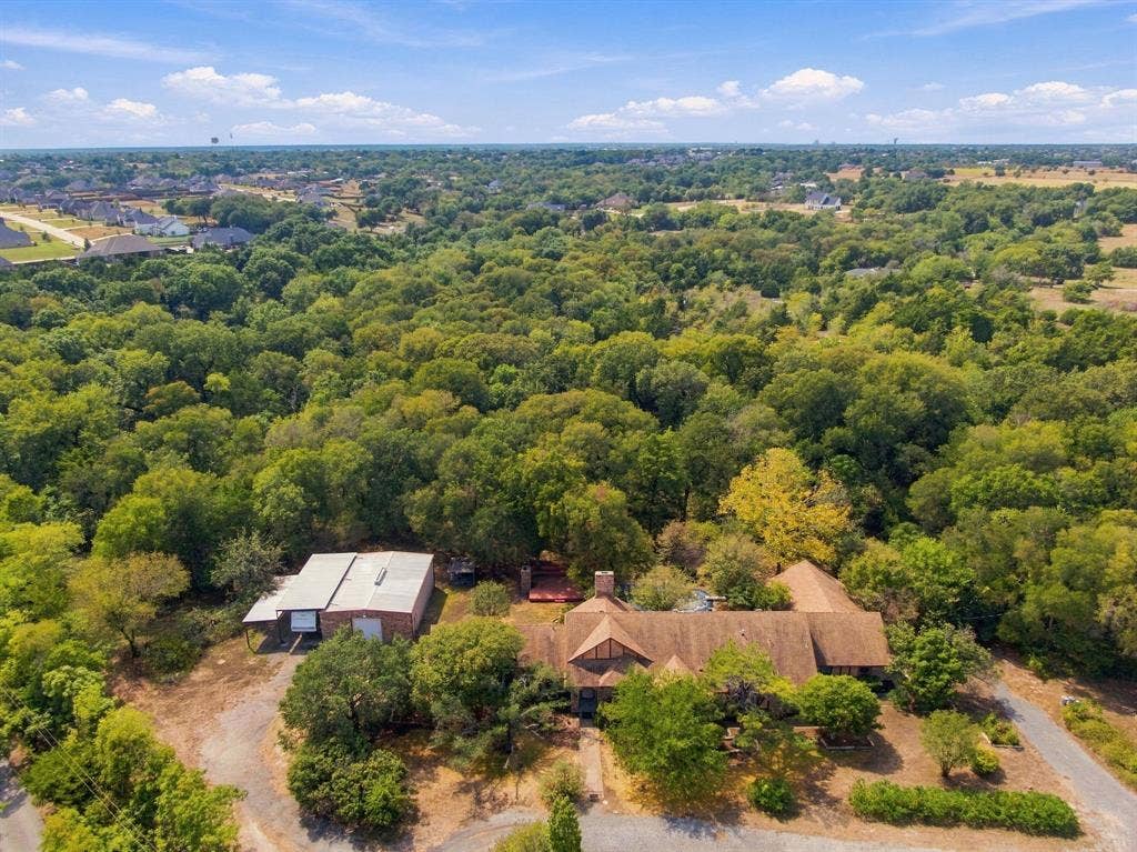 10 wooded acres to do what you want outside City Limits!