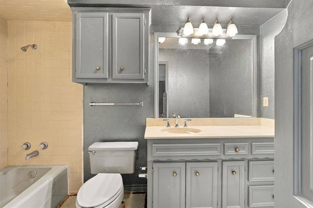 full bath connecting to the largest of the secondary bedrooms.