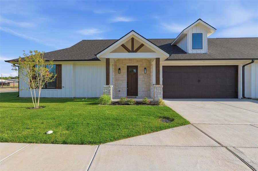 Property photo for 206 E Ewell Street, Granbury, TX