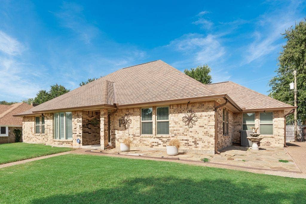 3713 Ridgewood Drive, Grand Prairie, TX 75052 Welcome home