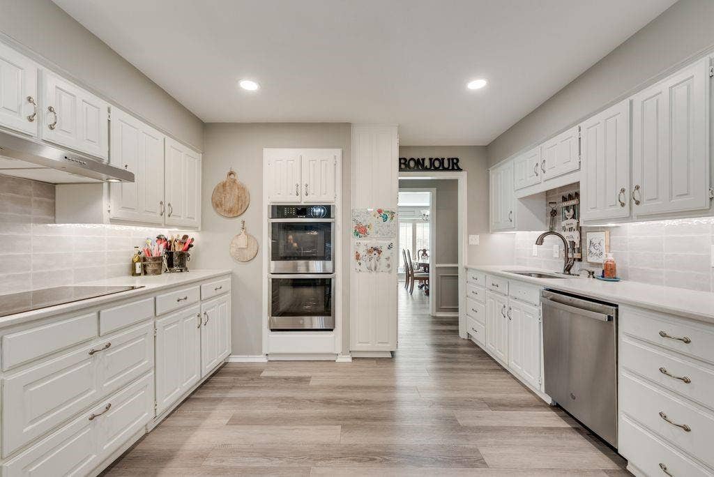 3713 Ridgewood Drive, Grand Prairie, TX 75052 Granite counter tops