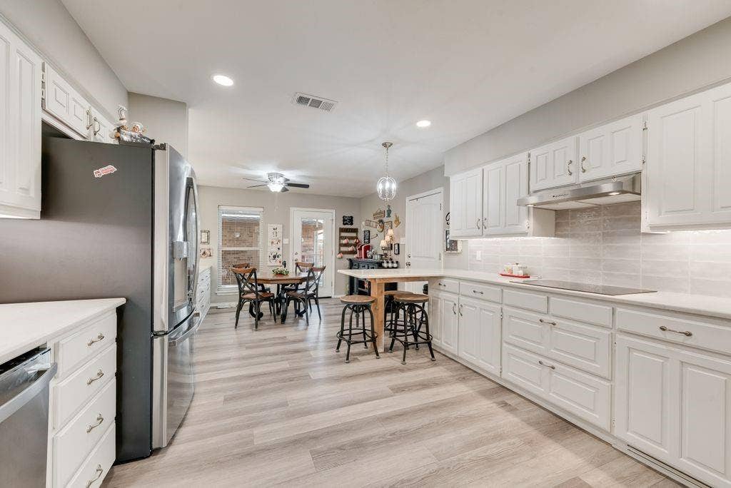3713 Ridgewood Drive, Grand Prairie, TX 75052 Remodeled kitchen