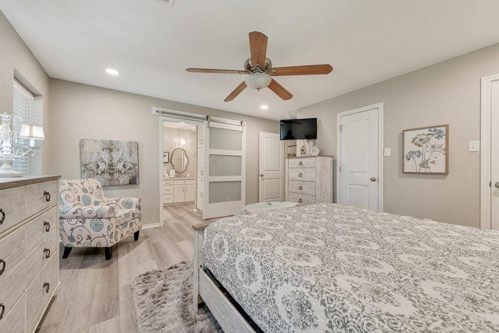 3713 Ridgewood Drive, Grand Prairie, TX 75052 Primary bedroom