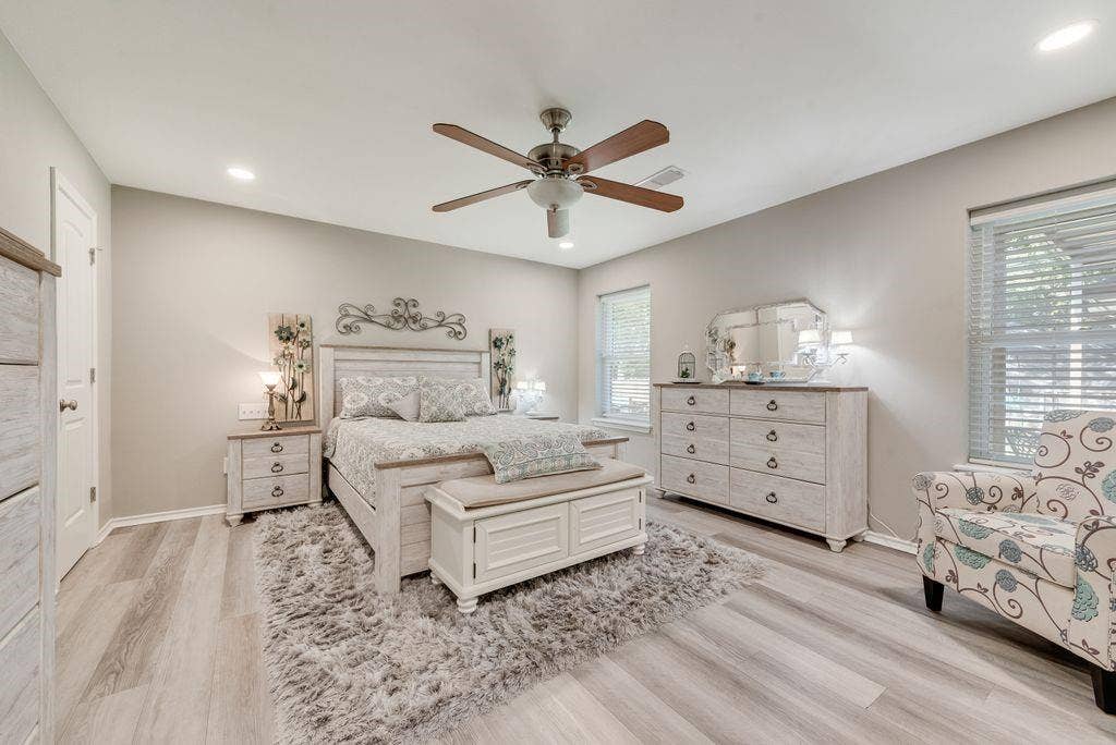 3713 Ridgewood Drive, Grand Prairie, TX 75052 Primary bedroom