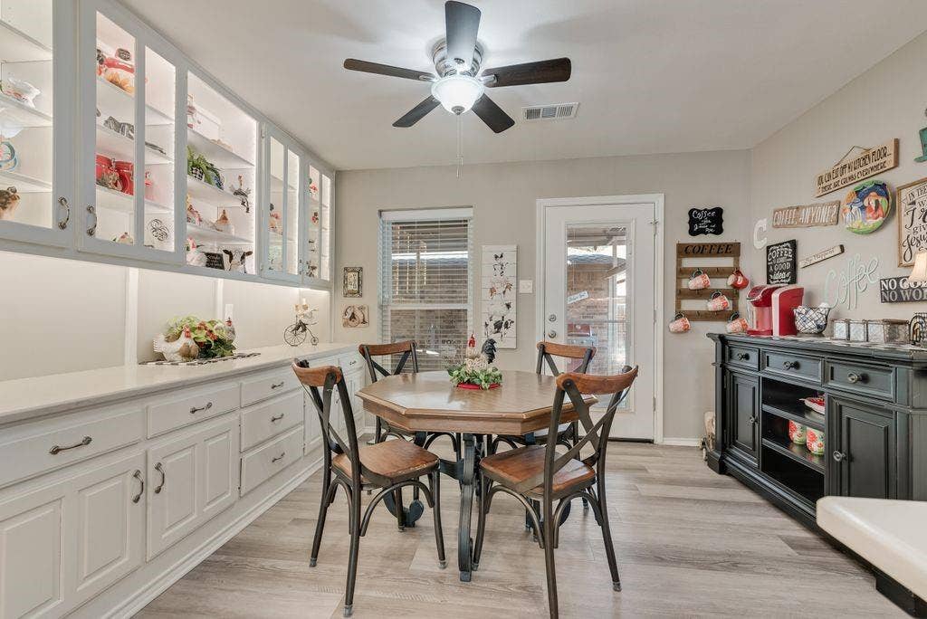 3713 Ridgewood Drive, Grand Prairie, TX 75052 There is a built in desk