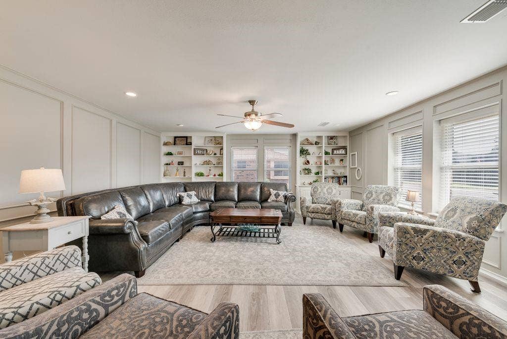 3713 Ridgewood Drive, Grand Prairie, TX 75052 Lots of built-ins