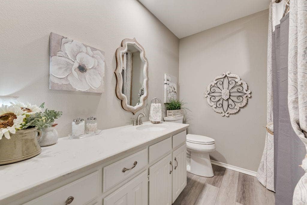 3713 Ridgewood Drive, Grand Prairie, TX 75052 Hall bathroom