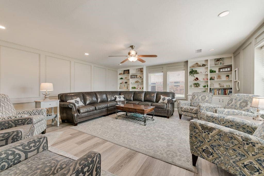 3713 Ridgewood Drive, Grand Prairie, TX 75052 Spacious living room
