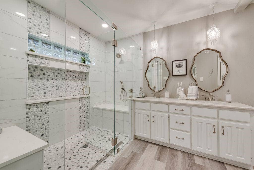 3713 Ridgewood Drive, Grand Prairie, TX 75052 Primary bath