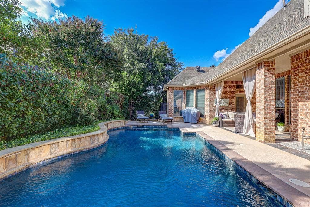 2141 Farrington Lane, Hurst, TX 76054