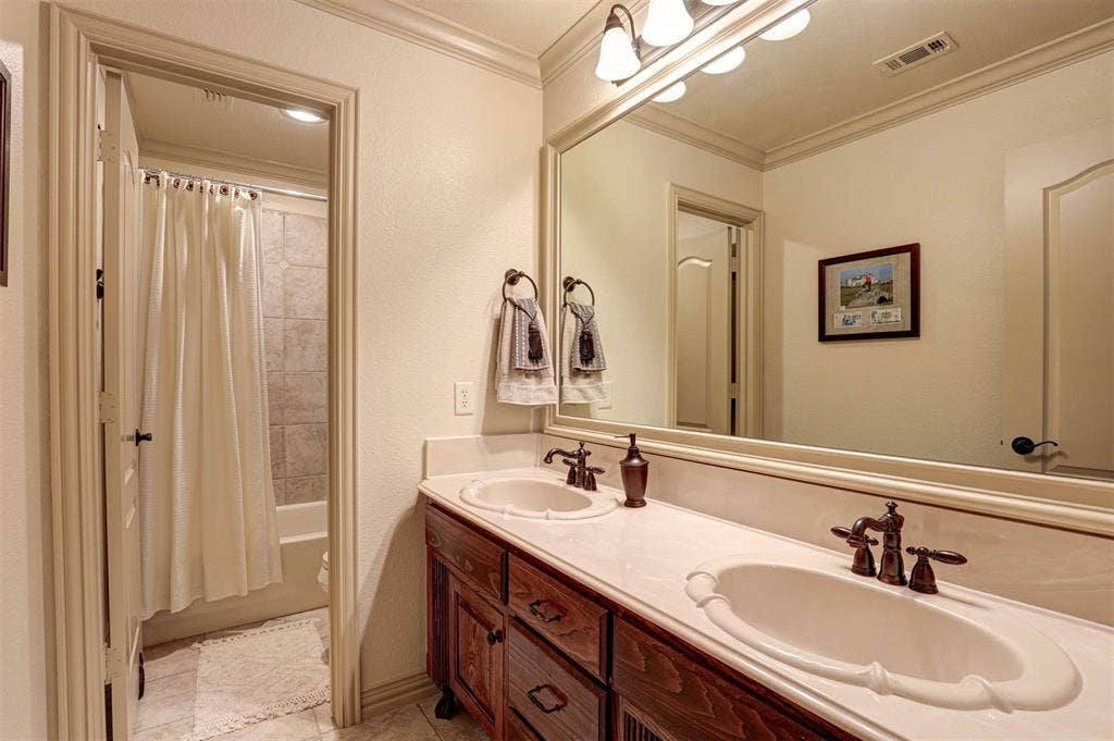 2141 Farrington Lane, Hurst, TX 76054