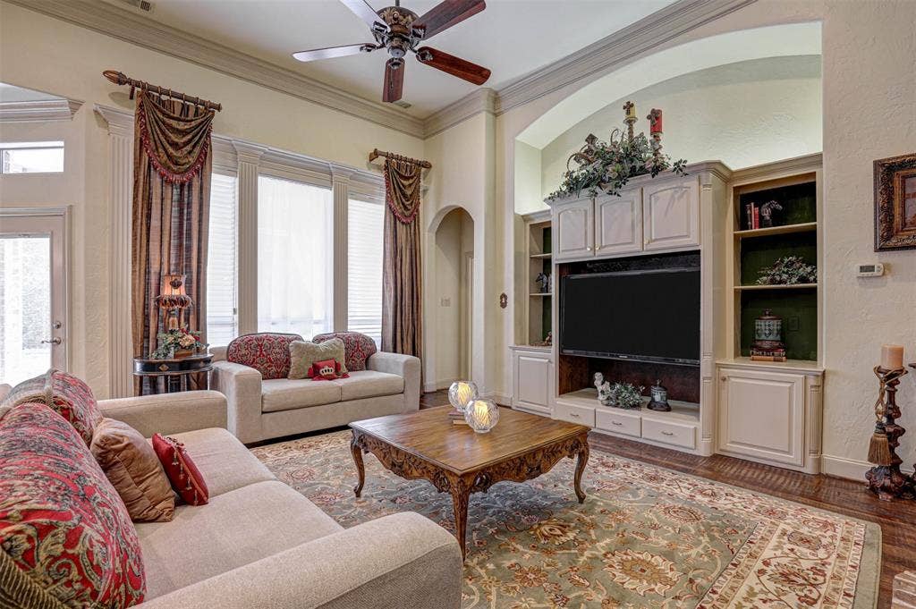 2141 Farrington Lane, Hurst, TX 76054