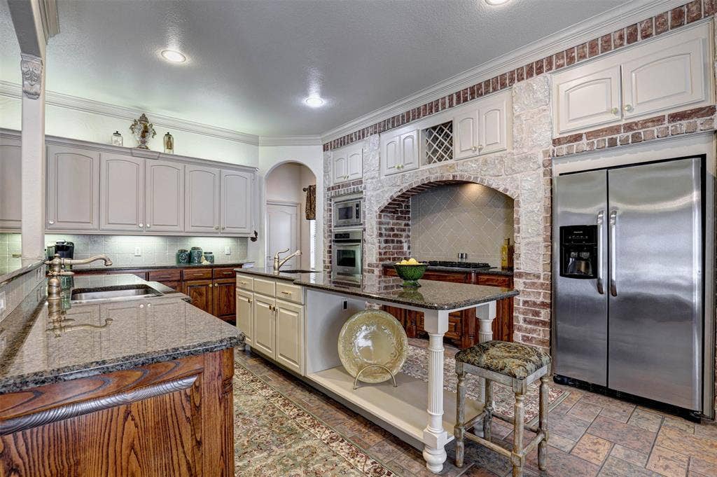 2141 Farrington Lane, Hurst, TX 76054