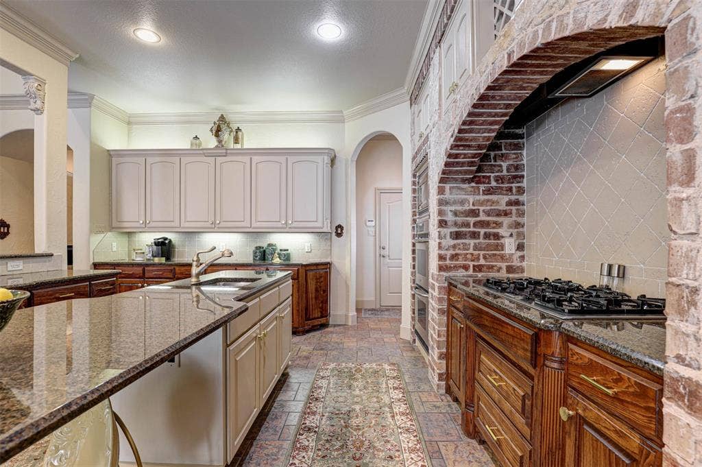 2141 Farrington Lane, Hurst, TX 76054
