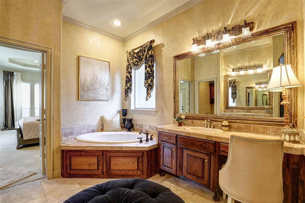 2141 Farrington Lane, Hurst, TX 76054