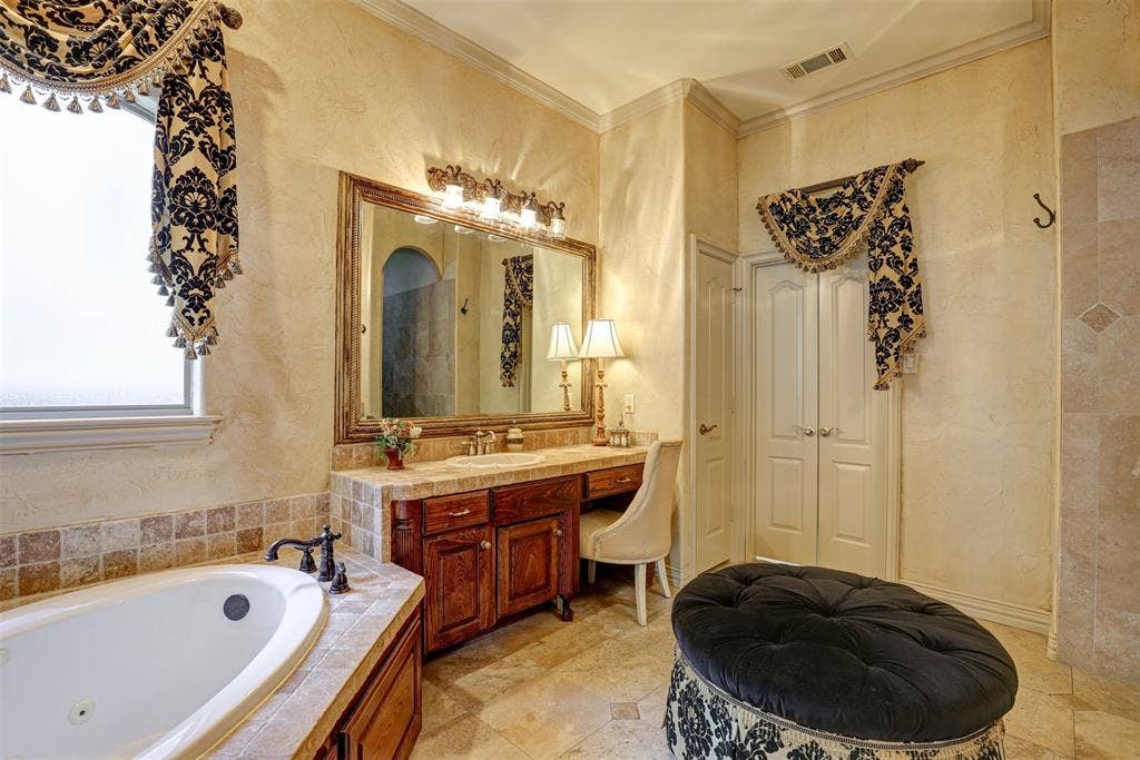 2141 Farrington Lane, Hurst, TX 76054