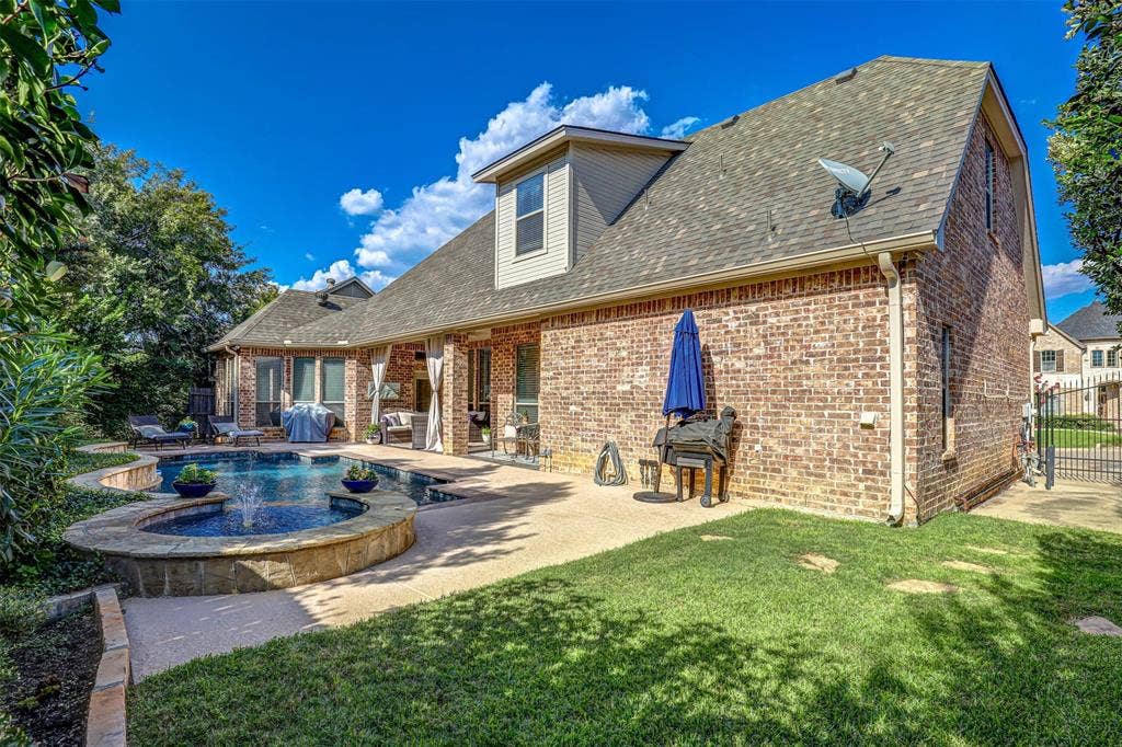 2141 Farrington Lane, Hurst, TX 76054