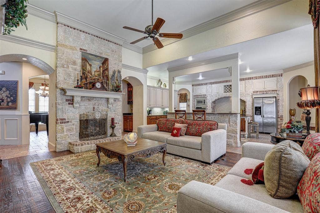 2141 Farrington Lane, Hurst, TX 76054