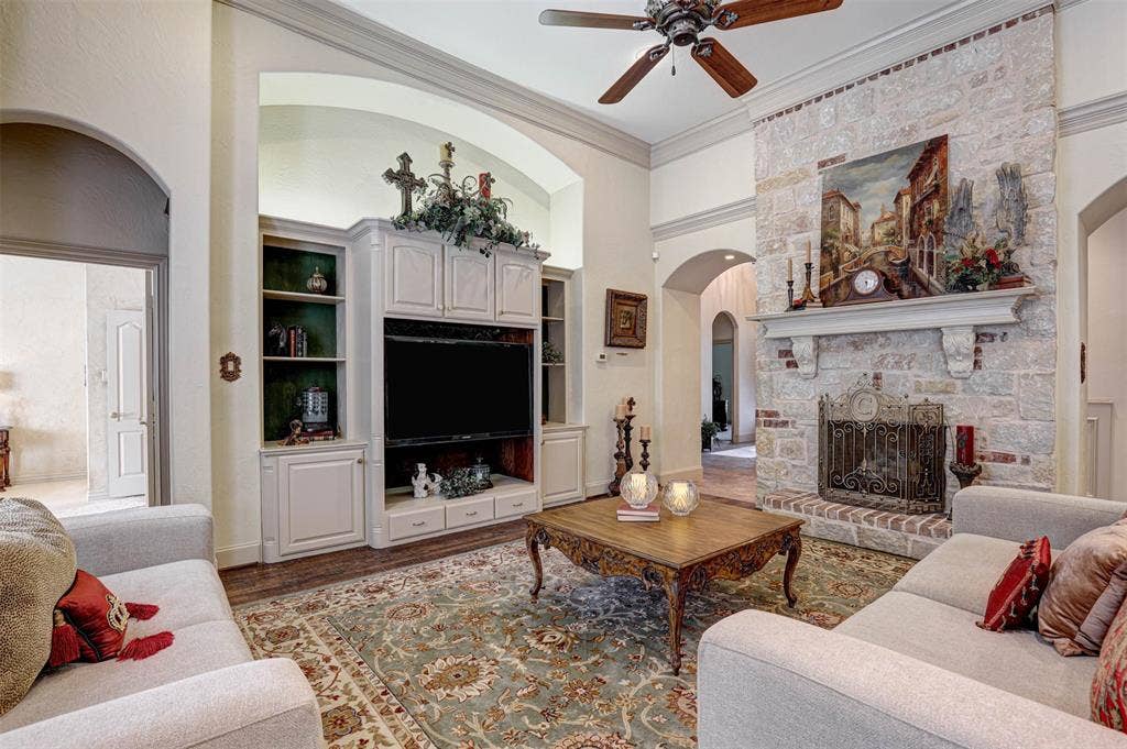 2141 Farrington Lane, Hurst, TX 76054