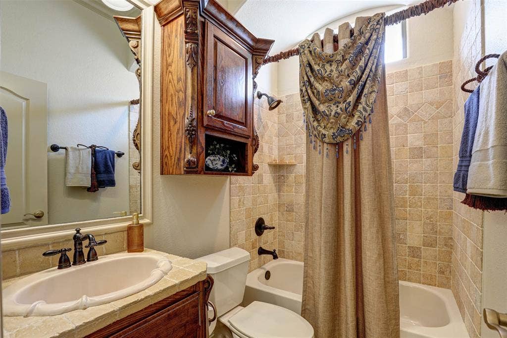 2141 Farrington Lane, Hurst, TX 76054