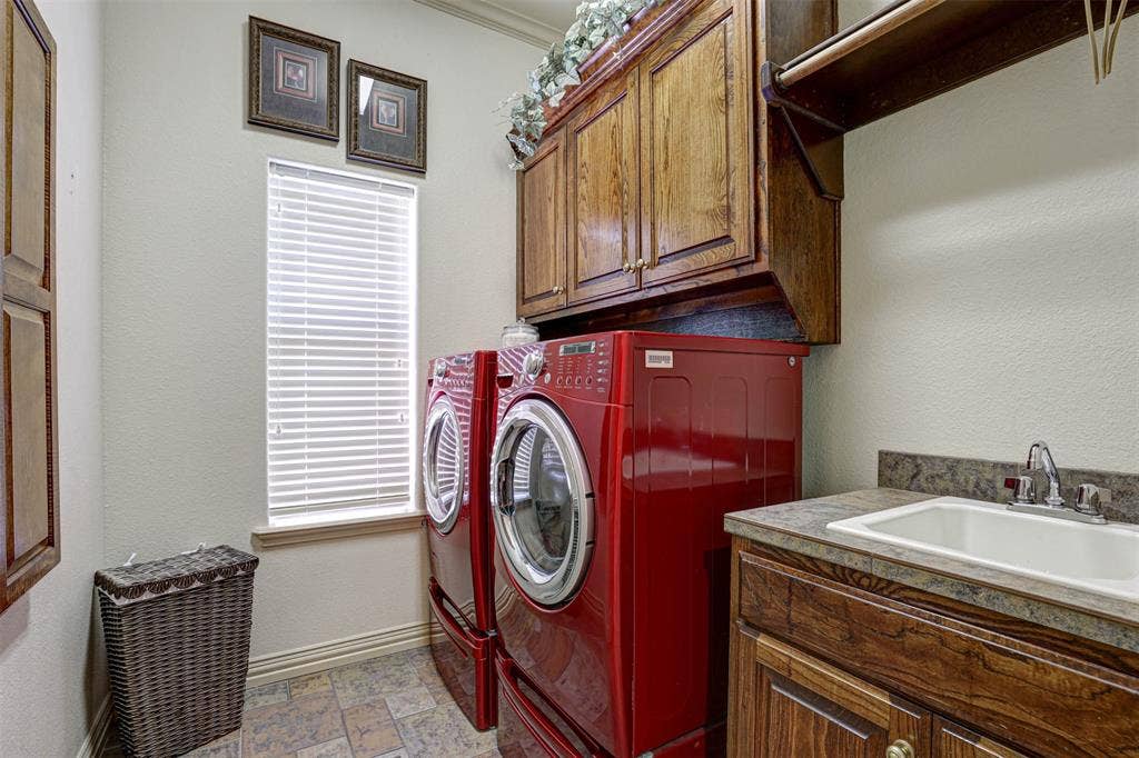 2141 Farrington Lane, Hurst, TX 76054