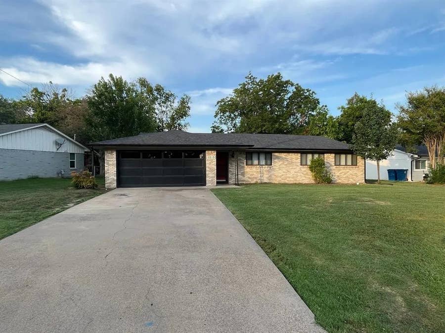 Property photo for 1213 Crestview Drive, Kaufman, TX