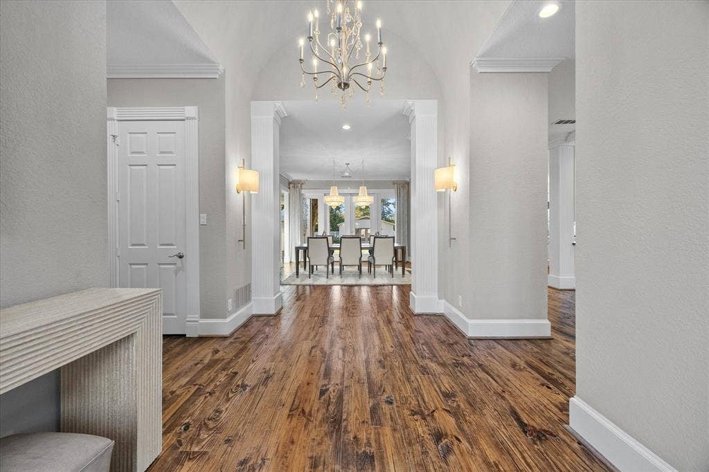 Entry with Barrelled ceiling treatment