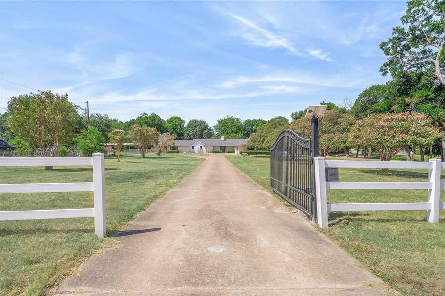Property photo for 1609 E Farmers Road, Seagoville, TX