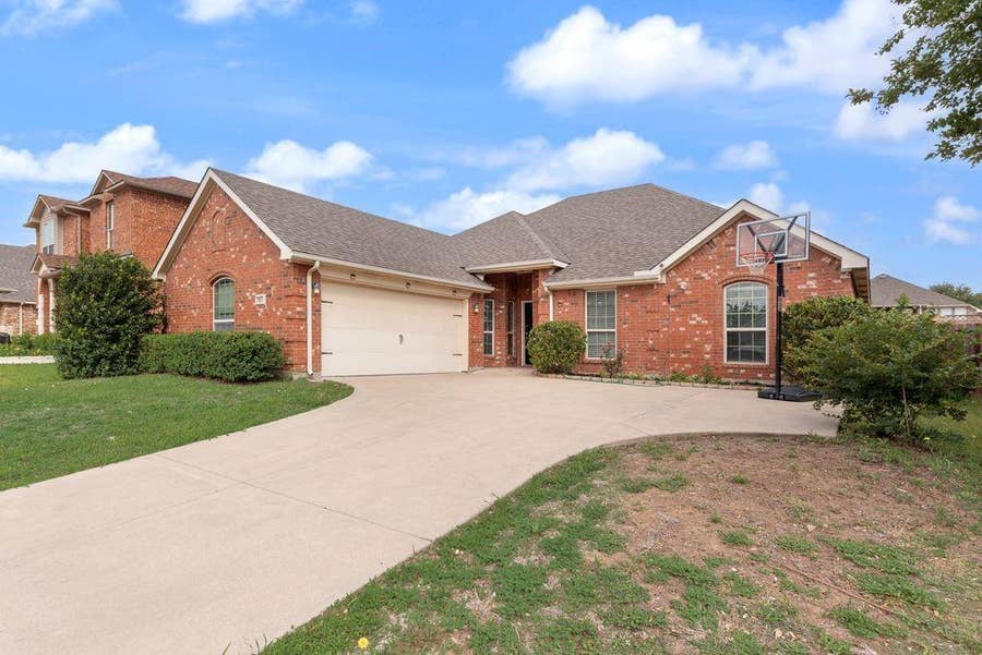Property photo for 1517 White Willow Lane, Arlington, TX