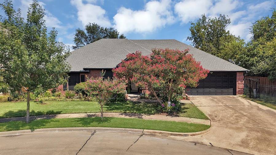 Property photo for 2716 Rochelle Point, Irving, TX