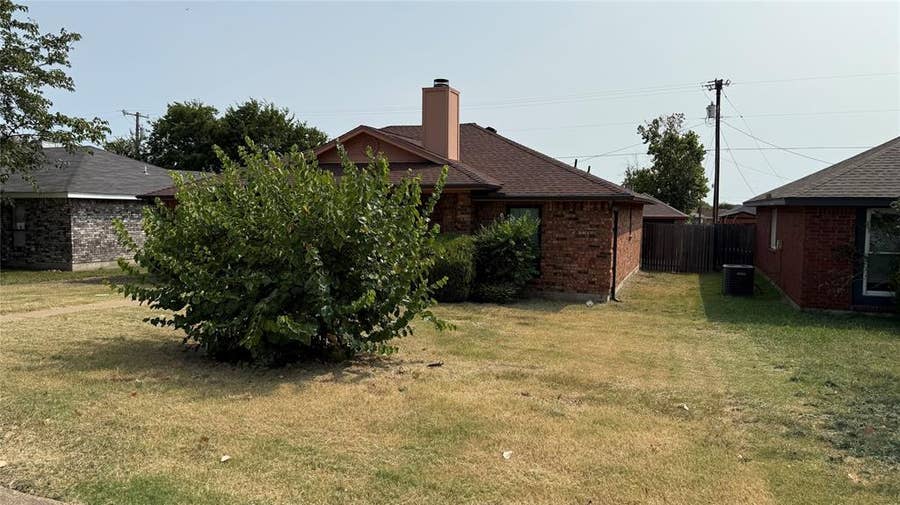 Property photo for 853 W Wintergreen Road, Lancaster, TX
