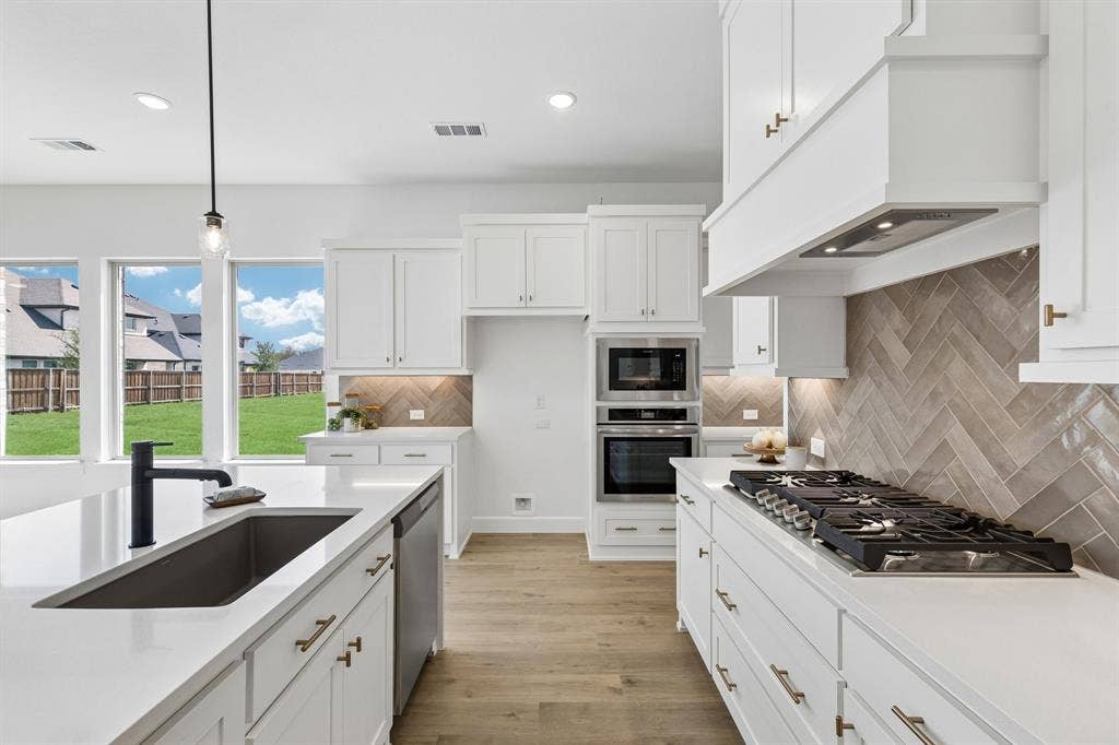 1820 Vetiver Glow Drive, Celina, TX 75009 Beautiful finishes paired with a neutral color palette make this fantastic kitchen stand out from the crowd!