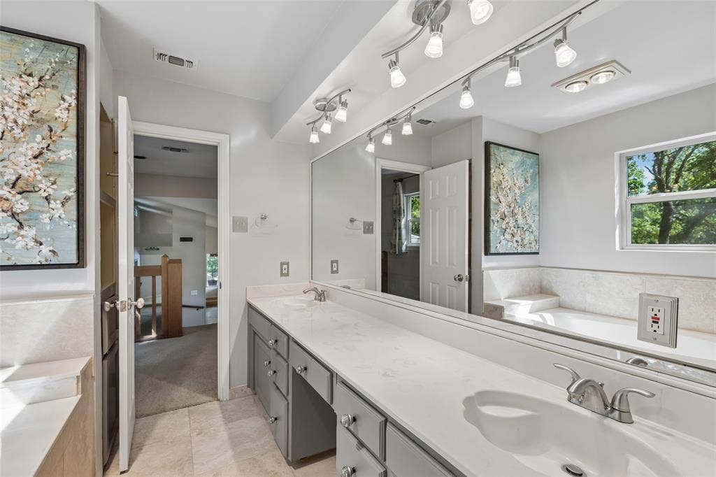1012 Spanish Trail, Keller, TX 76262 Full Bathroom - Top Level.