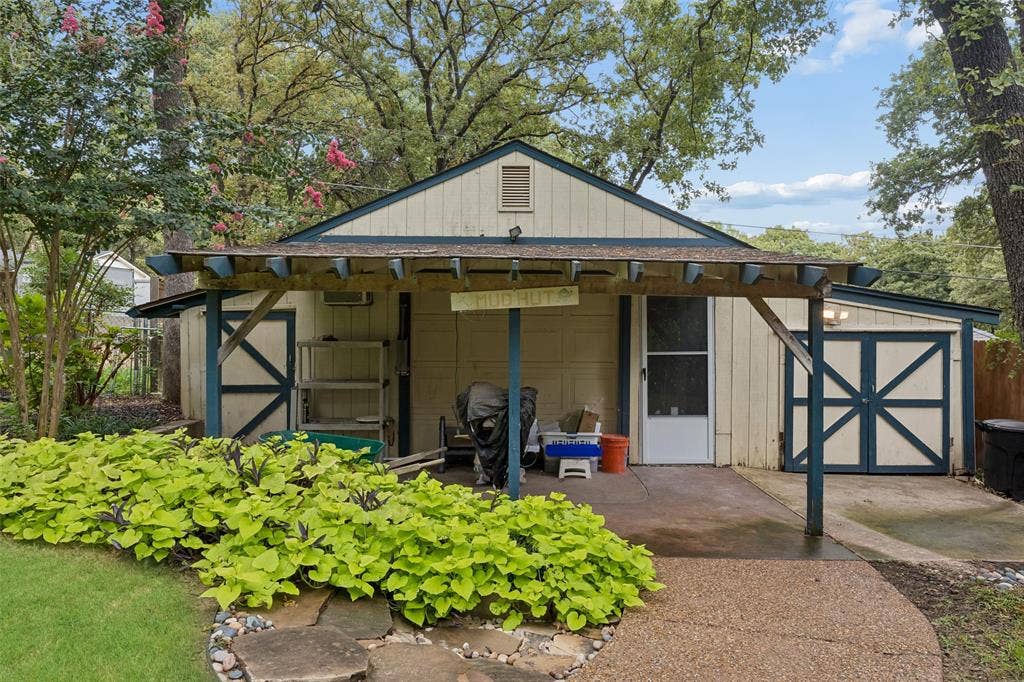 1012 Spanish Trail, Keller, TX 76262 Workshop with electric and water.