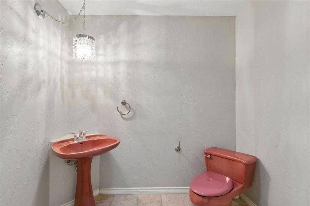 1012 Spanish Trail, Keller, TX 76262 Half Bathroom - Main Level.
