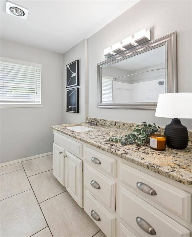 2546 Telegraph Avenue, Dallas, TX 75228 Spacious hall bath.