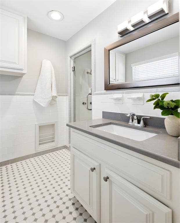 2546 Telegraph Avenue, Dallas, TX 75228 Master bath just updated