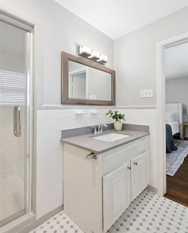 2546 Telegraph Avenue, Dallas, TX 75228 New tiles, shower door.