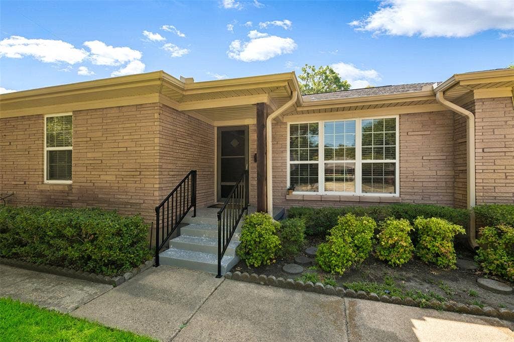 2546 Telegraph Avenue, Dallas, TX 75228 Two car garage