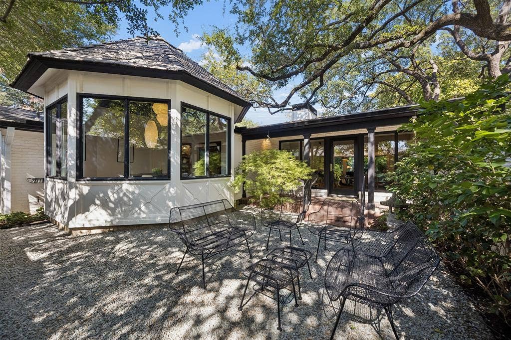A walled entry courtyard creates a private arrival and offers an intriguing first glimpse of the home’s distinctive hexagonal dining room.