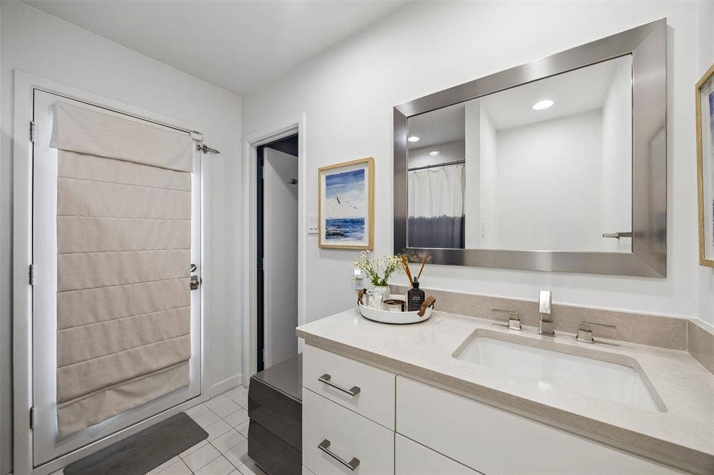 En suite bathroom can also serve as a pool bath.