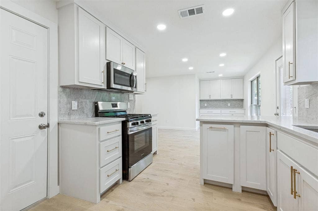 502 Rorary Drive, Richardson, TX 75081 New gas range
