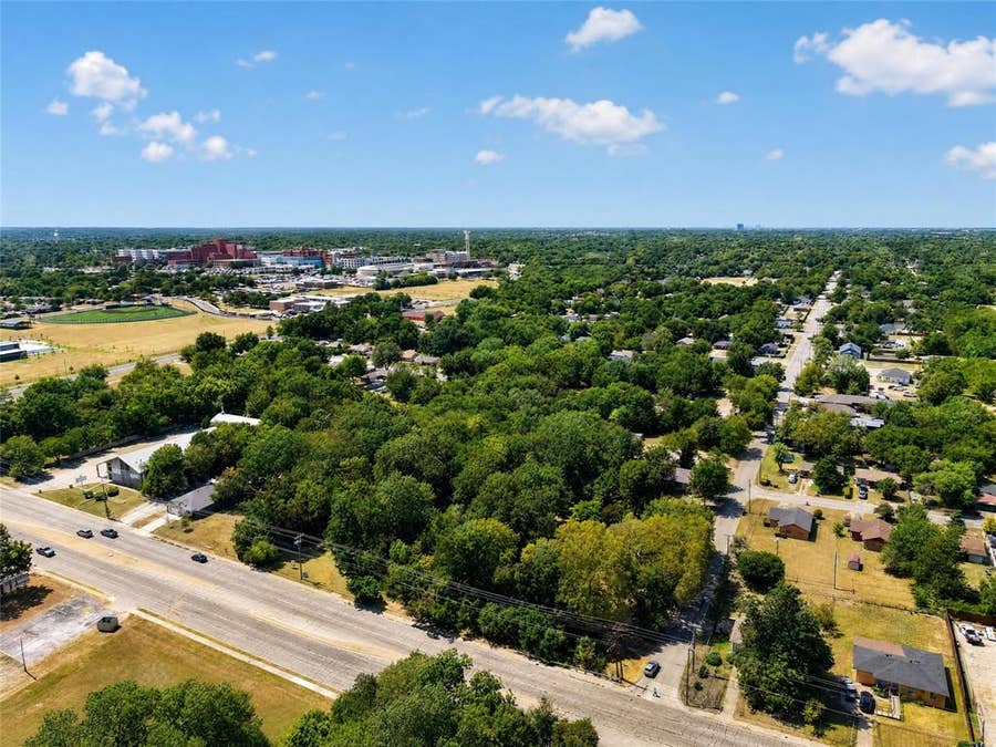 Property photo for 2633 E Ledbetter Drive, Dallas, TX