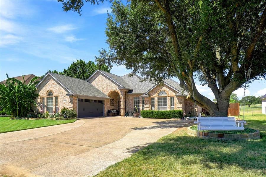 Property photo for 118 Golfers Way, Azle, TX