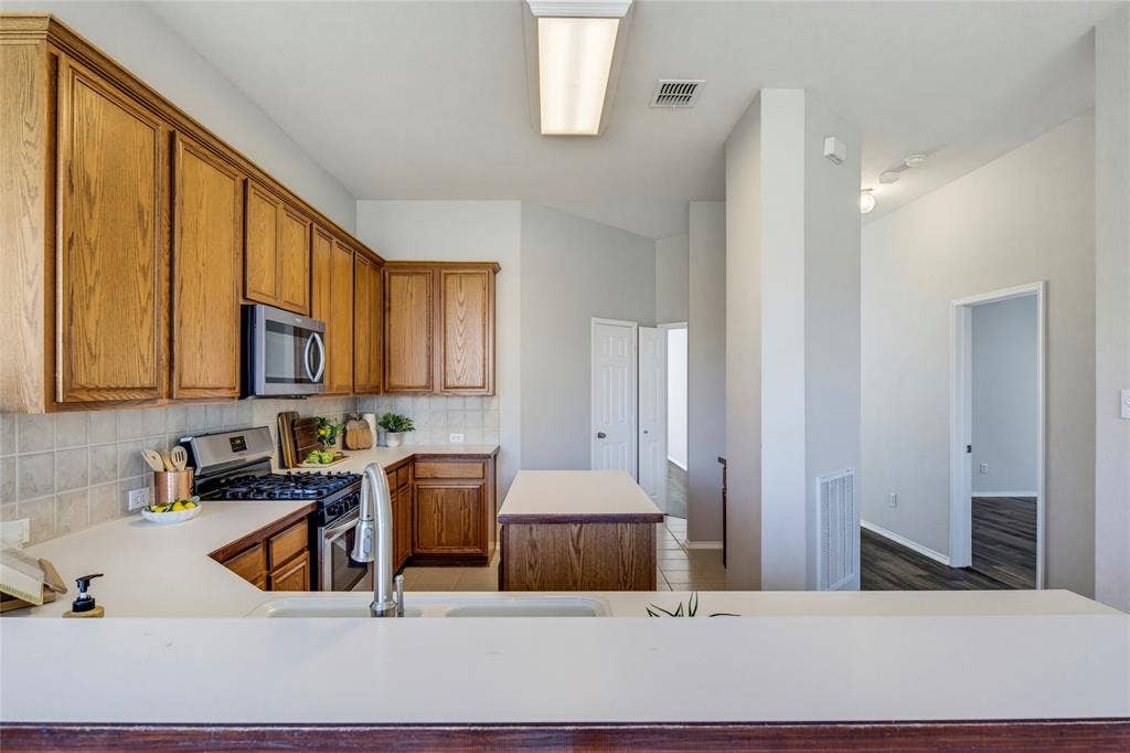 3408 Loblolly Lane, McKinney, TX 75070 The breakfast bar creates more countertop space and also provides additional space to enjoy casual meals.